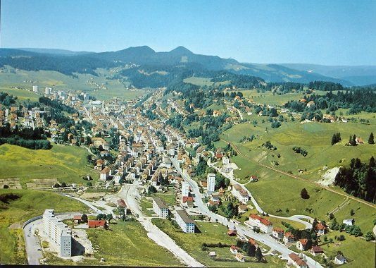 Cartoline postali: LE LOCLE vue aérienne – Nuovo (secondo la descrizione) da Jona venduto da philajona