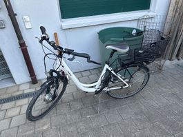 E-Bike weiss mit Korb und Gepäckträger Damenrad