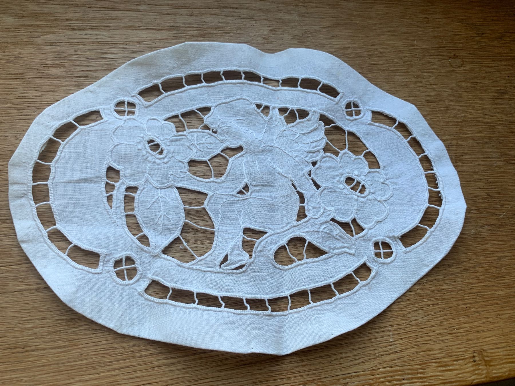 Autre linge de table: Antikes Deckchen mit Engelmotiv  gestickt – D'occasion à Richterswil par Moii89