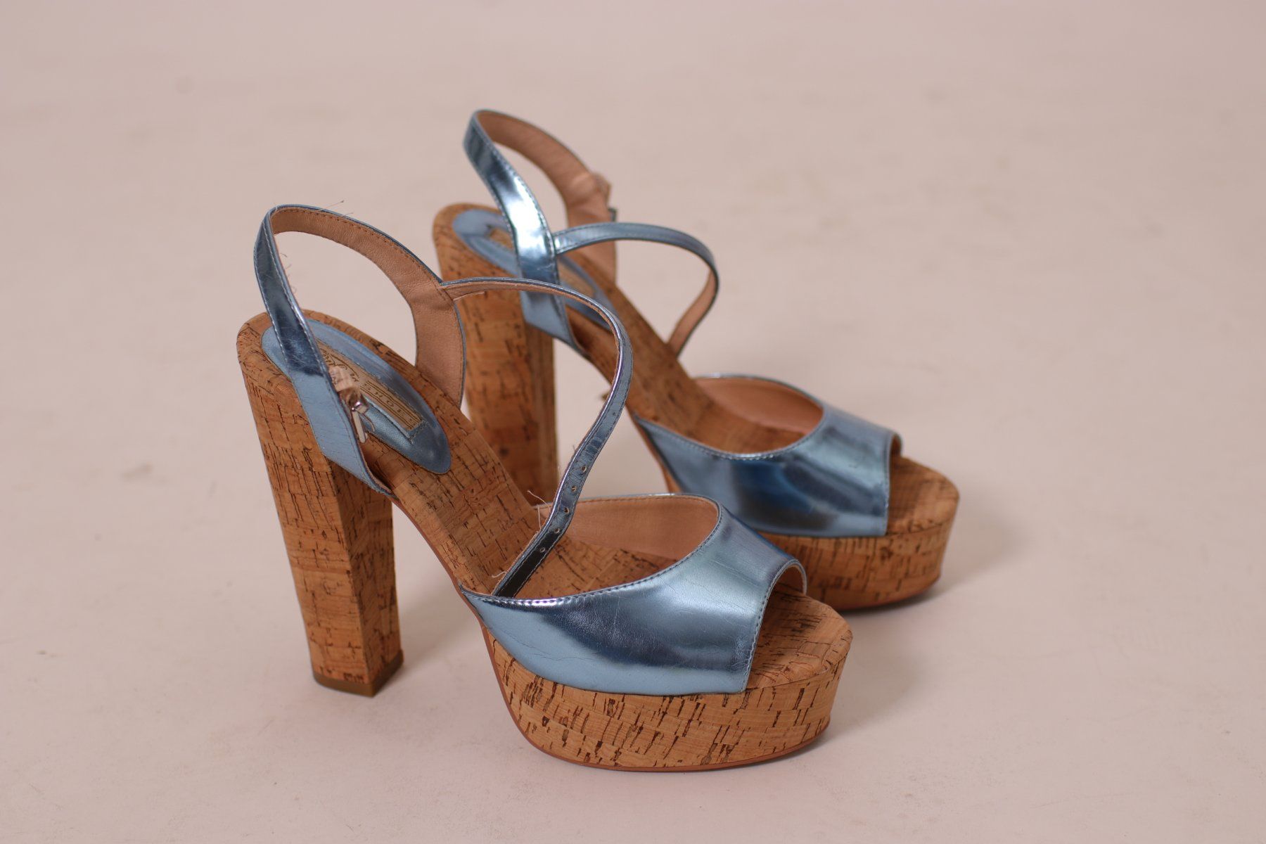 Buffalo Scarpe da donna: Buffalo Blue Leahter and Cork Platform Size 40 – Usato da Hombrechtikon venduto da BAZ-Vintage