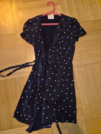 Robe portefeuille Sezane pois bleu marine taille 38