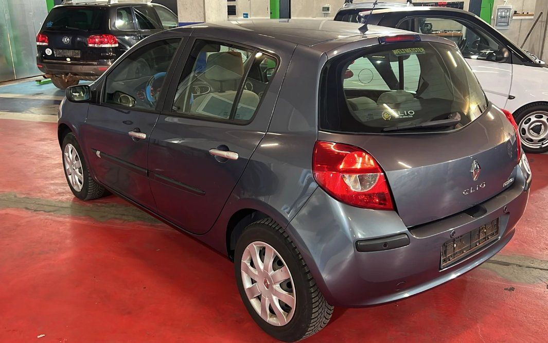 Automobili: Renault Clio 1.6 16 V 2006 – Usato da Kleindöttingen venduto da mio-parts 1