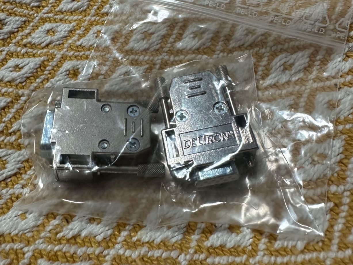 Componenti elettronici: 2x D-Sub Gehäuse/Backshell Gr. 9 Metalized Plastic, Deltron – Usato da Kloten venduto da Loears
