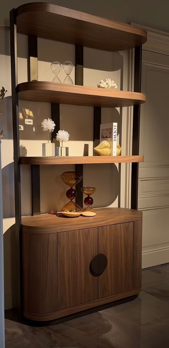 Armadi: RICHMOND INTERIORS** Display cabinet Windsor walnut – Nuovo e nell'imballaggio originale da Ruswil venduto da Miami-2026