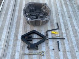 Citroën C6 2.7 HDI : Einsatz Ersatzrad mit Wagenheber