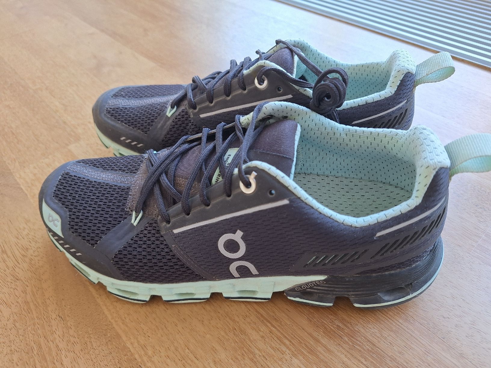 On Chaussures femmes: ON Running Cloud Damen Schuhe Grösse 38.5  – D'occasion à Engelburg par ellehcim25