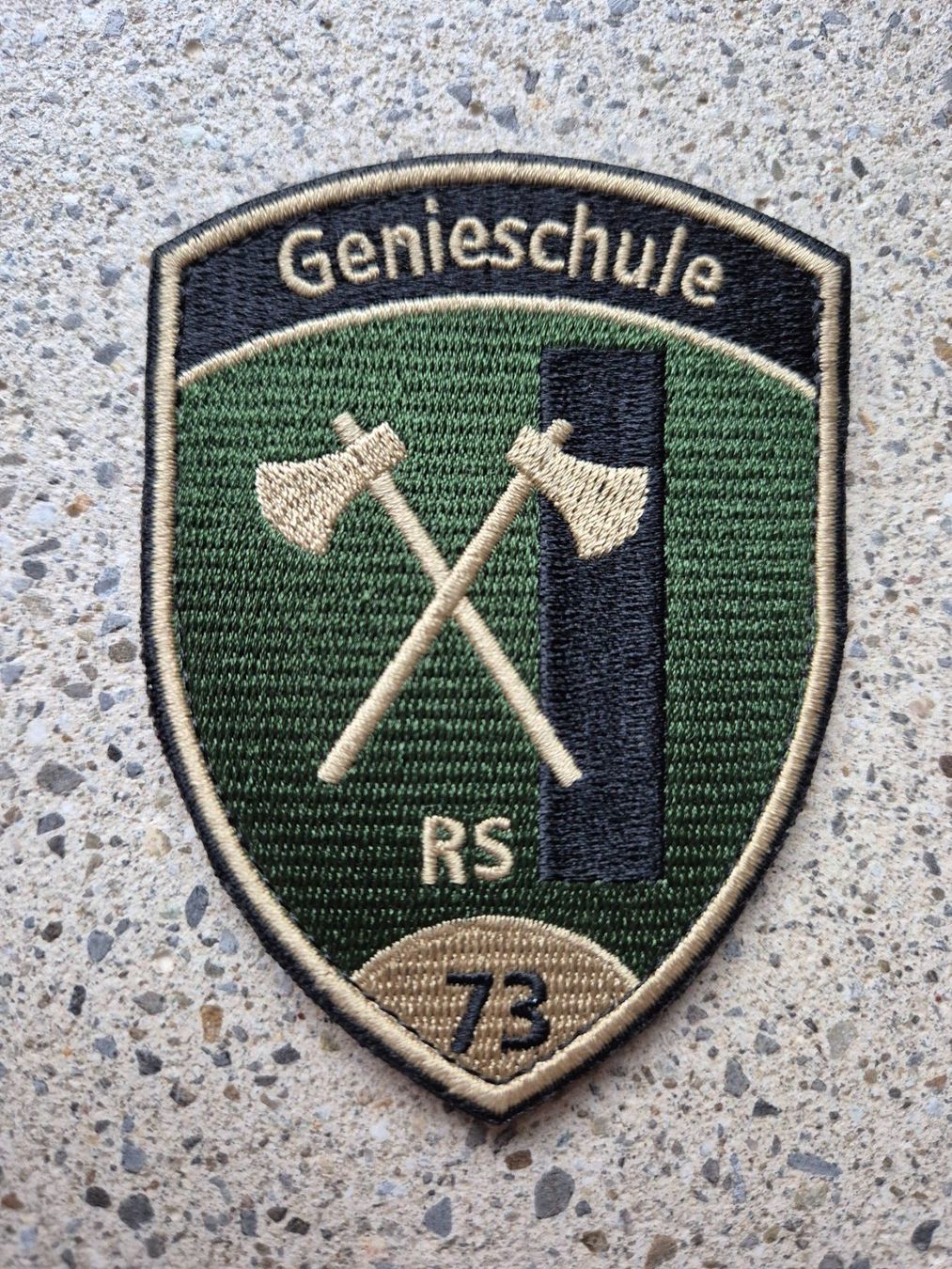 Schweizer Armee Placchette & Badge: *** Badge Genieschule RS 73 mit klett *** – Nuovo e nell'imballaggio originale da Riedholz venduto da fr_sIruP
