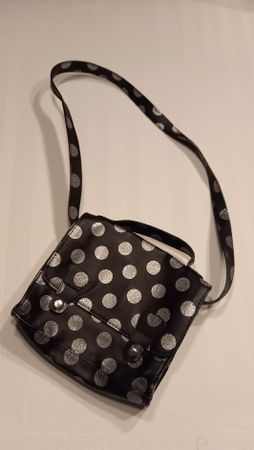 Schwarze Handtasche mit silbernen Punkten - Neuwertig!