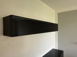 schwarzer Hängeschrank 180cm mit Klappe