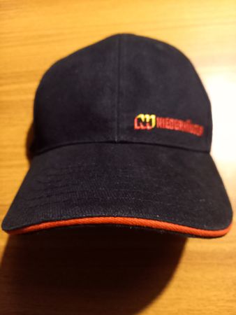Schwarze Cap mit Logo - Ideal für sonnige Tage!