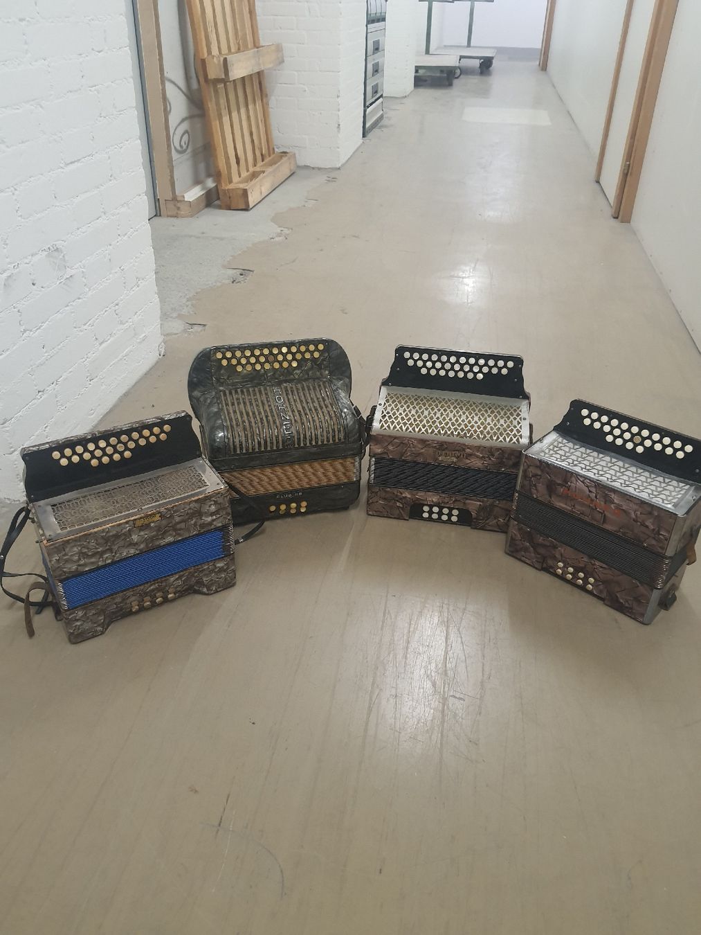 Strumenti musicali: 4 accordéons diatonique 8 basses  – Usato da Pont-de-la-Morge venduto da Mirabelle0