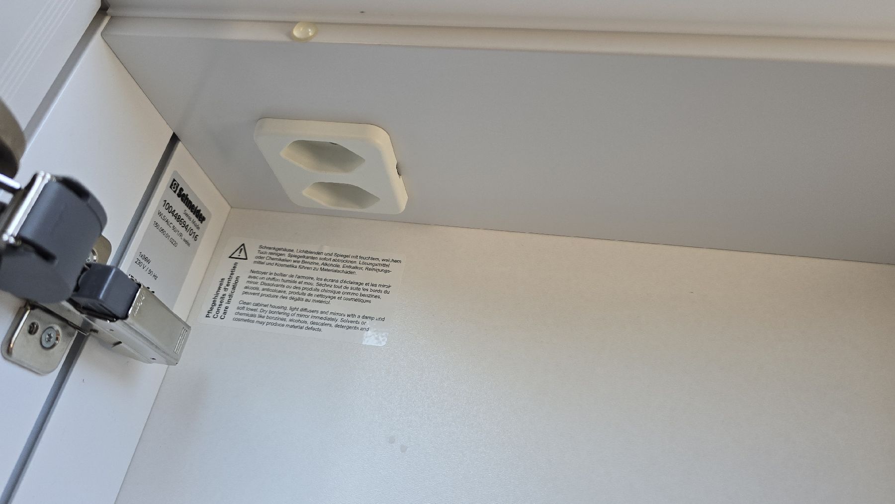 Schneider Armadietti a specchio: Spiegelschrank mit Licht und Steckdose – Usato da Hofstetten SO venduto da FroschOhneKrone 2