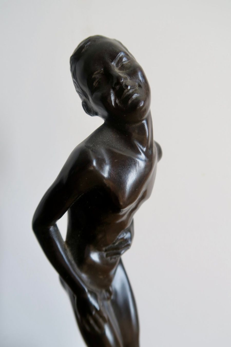 Skulpturen & Statuen: Art Deco monogrammierte Ebenholzfigur – Gebraucht aus Wädenswil von Turusukko 1