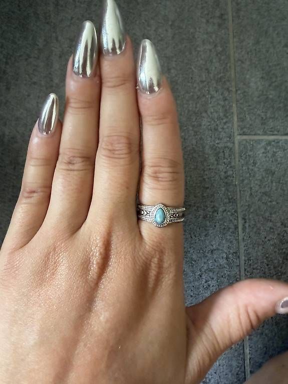 Ringe: Silberfarbener Ring mit Türkis – Gebraucht aus Chur von van_6qs7