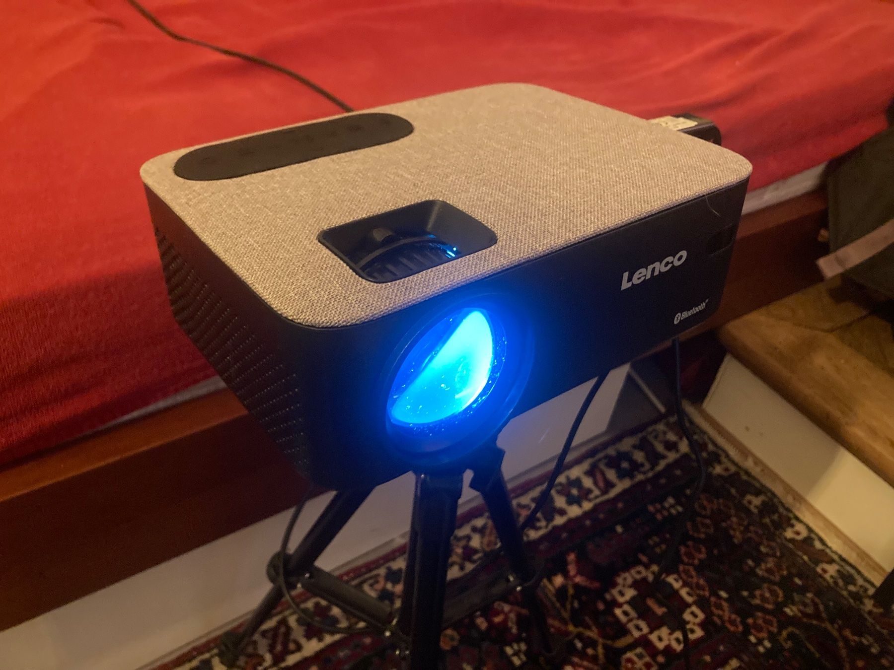 Lenco Videoprojektoren: LENCO LPJ-700BKGJ Beamer – Gebraucht aus Zürich von Jamjam1234
