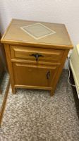 Vintage Nachttischchen aus Holz mit Glasplatte