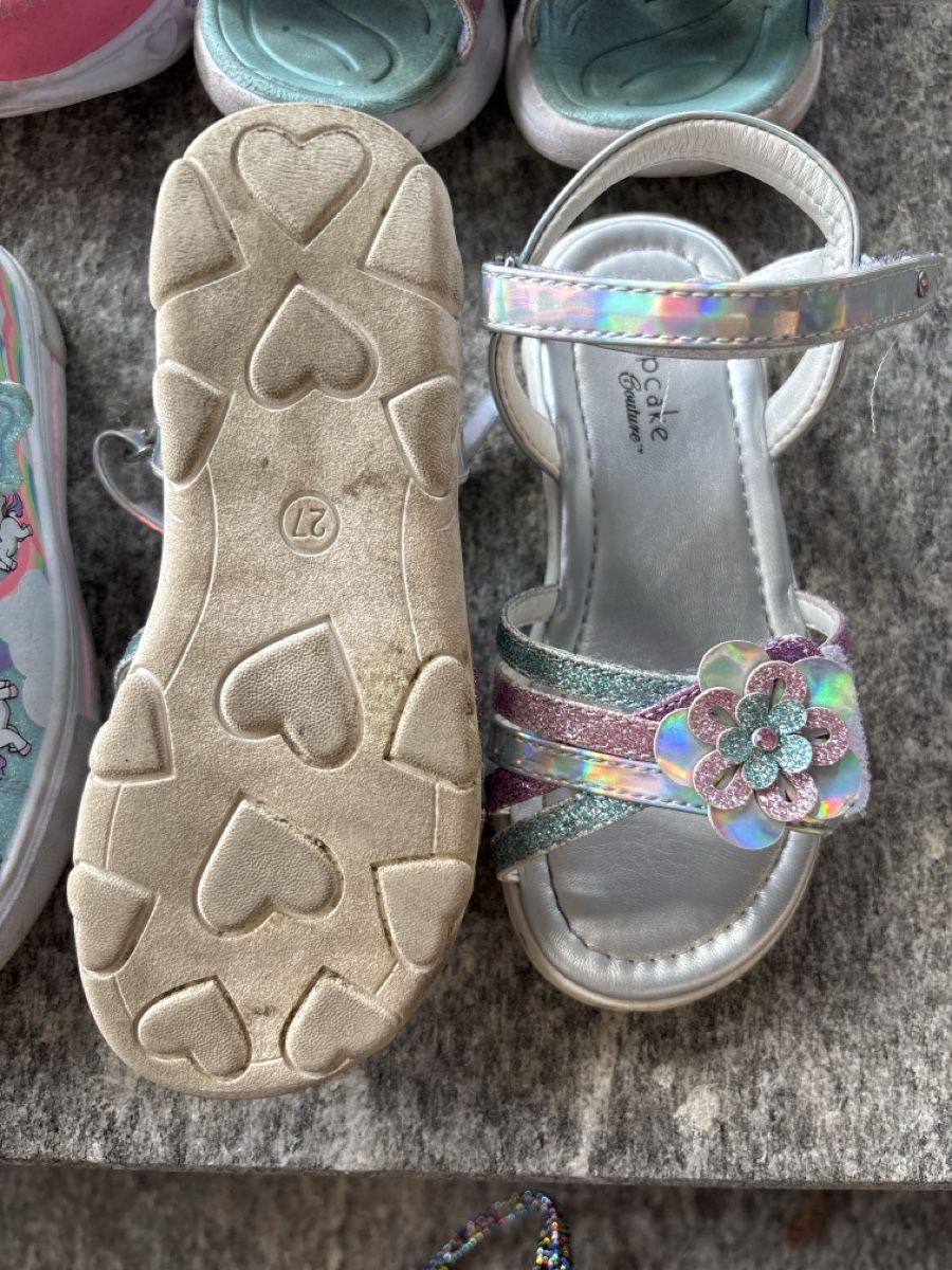 Skechers Chaussures filles: Mädchen Sandalen und Schuhe 4 Paar – D'occasion à Lupsingen par Aloha_21 2