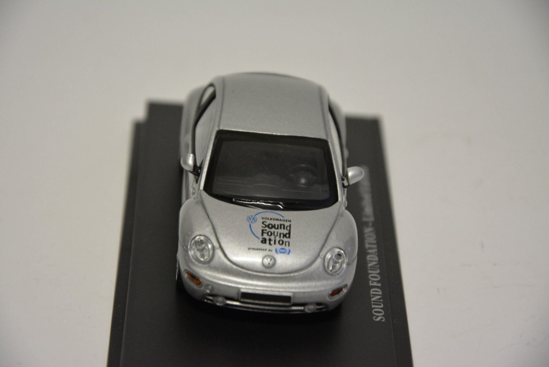 Volkswagen Modellini d'auto: VW New Beetle Sound Foundation , 1:43 – Nuovo e nell'imballaggio originale da Goldach venduto da Feivel9 3
