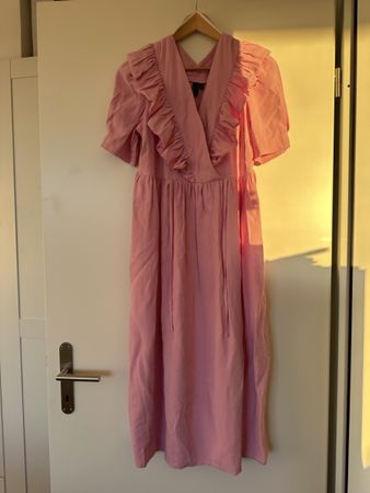 YAS - Sommerliches Kleid in Rosa mit Rüschen - Grösse S