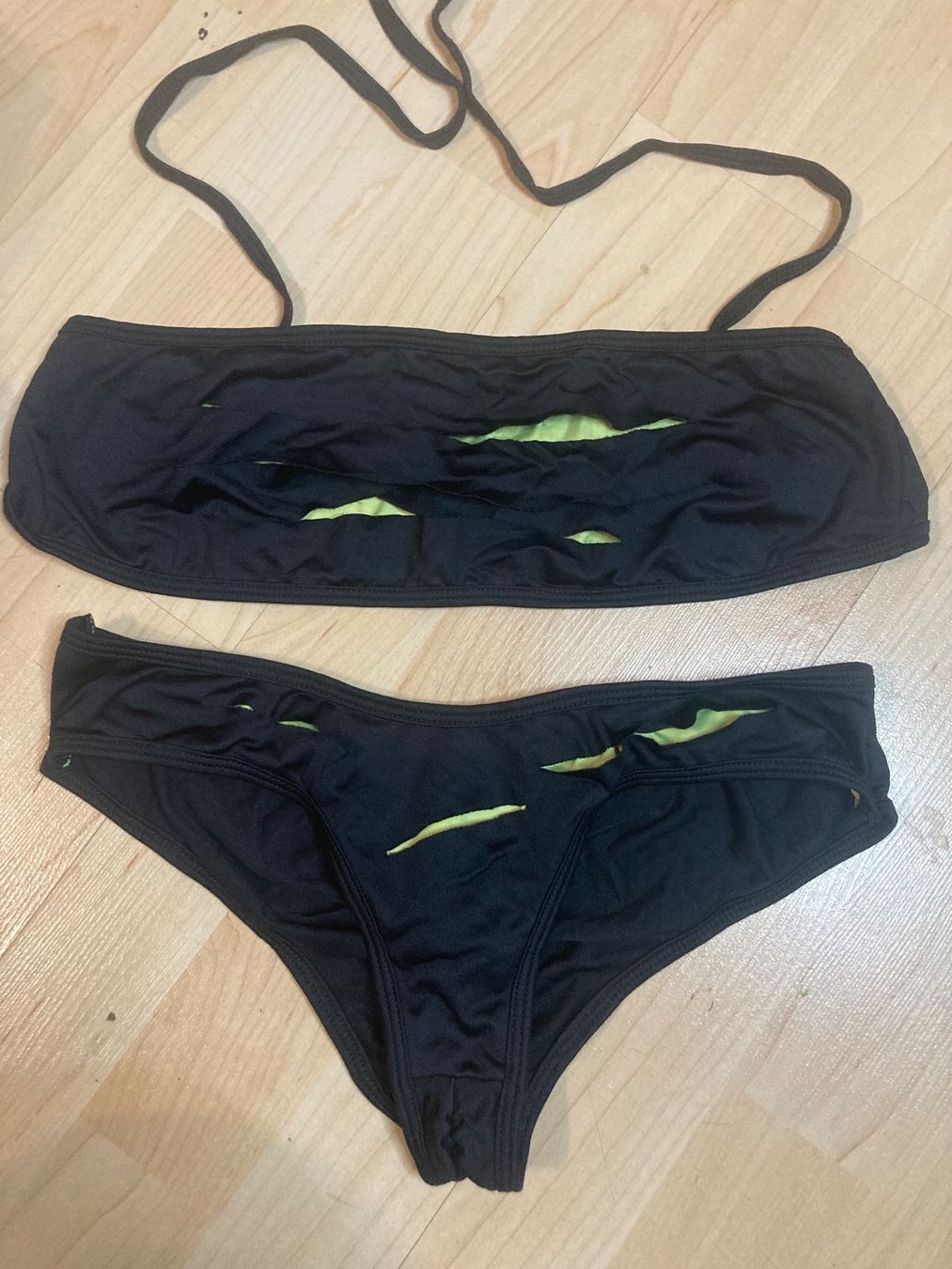 Badekleider & Bikinis: Sexy Damenbikini mit "CUTS" (Einschnitte) – Gebraucht aus Seuzach von