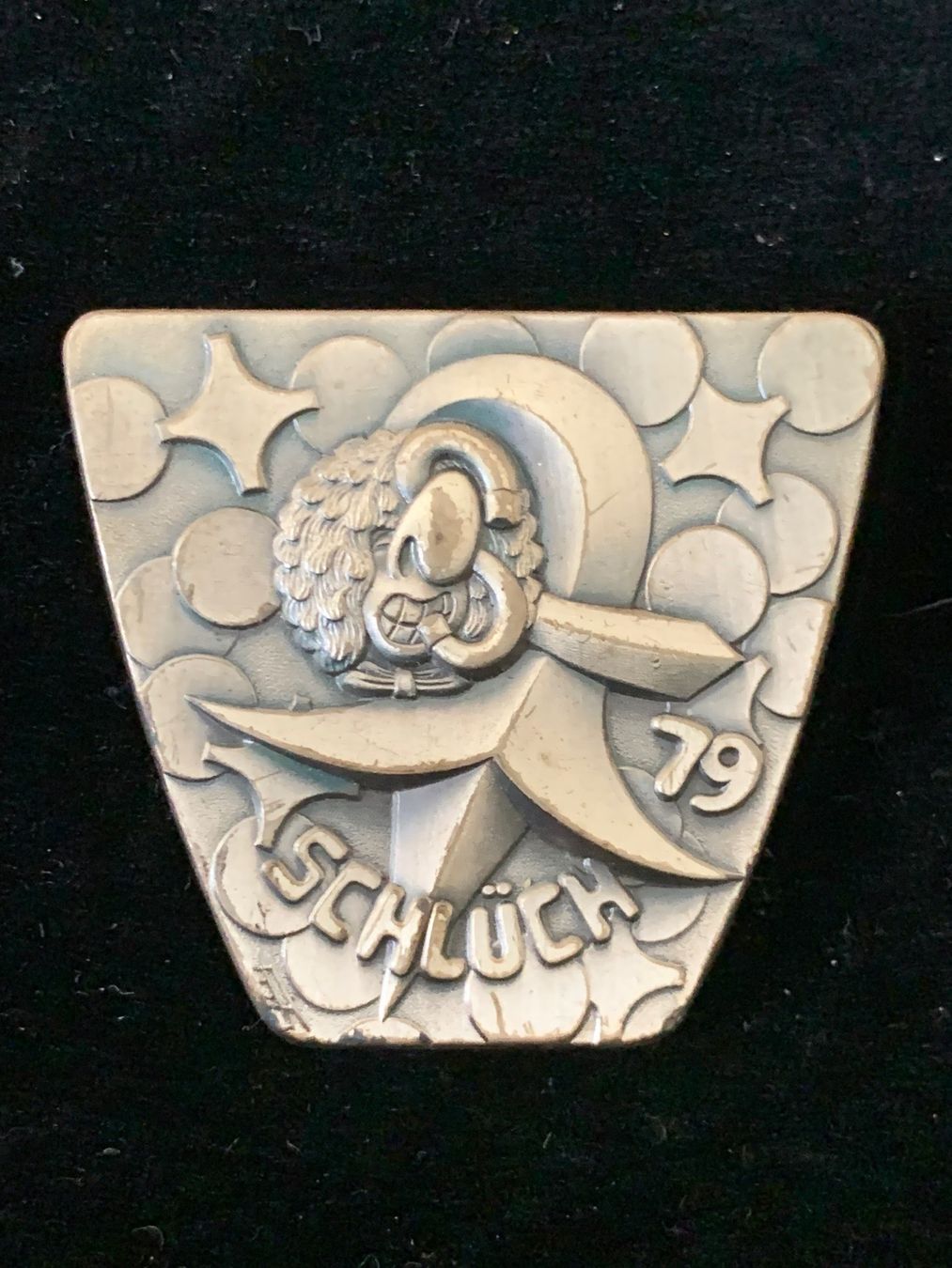 Basler Placchette & Badge: Guggemuusig GÜLLESCHLÜCH Plakette Silber – Usato da Basel venduto da fasnachtsoutlet1965