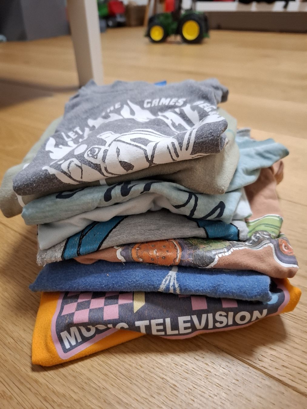 Chemises, T-shirts & Polos: T Shirt gr 110 – D'occasion à Busswil BE par Binchenbeetli 1