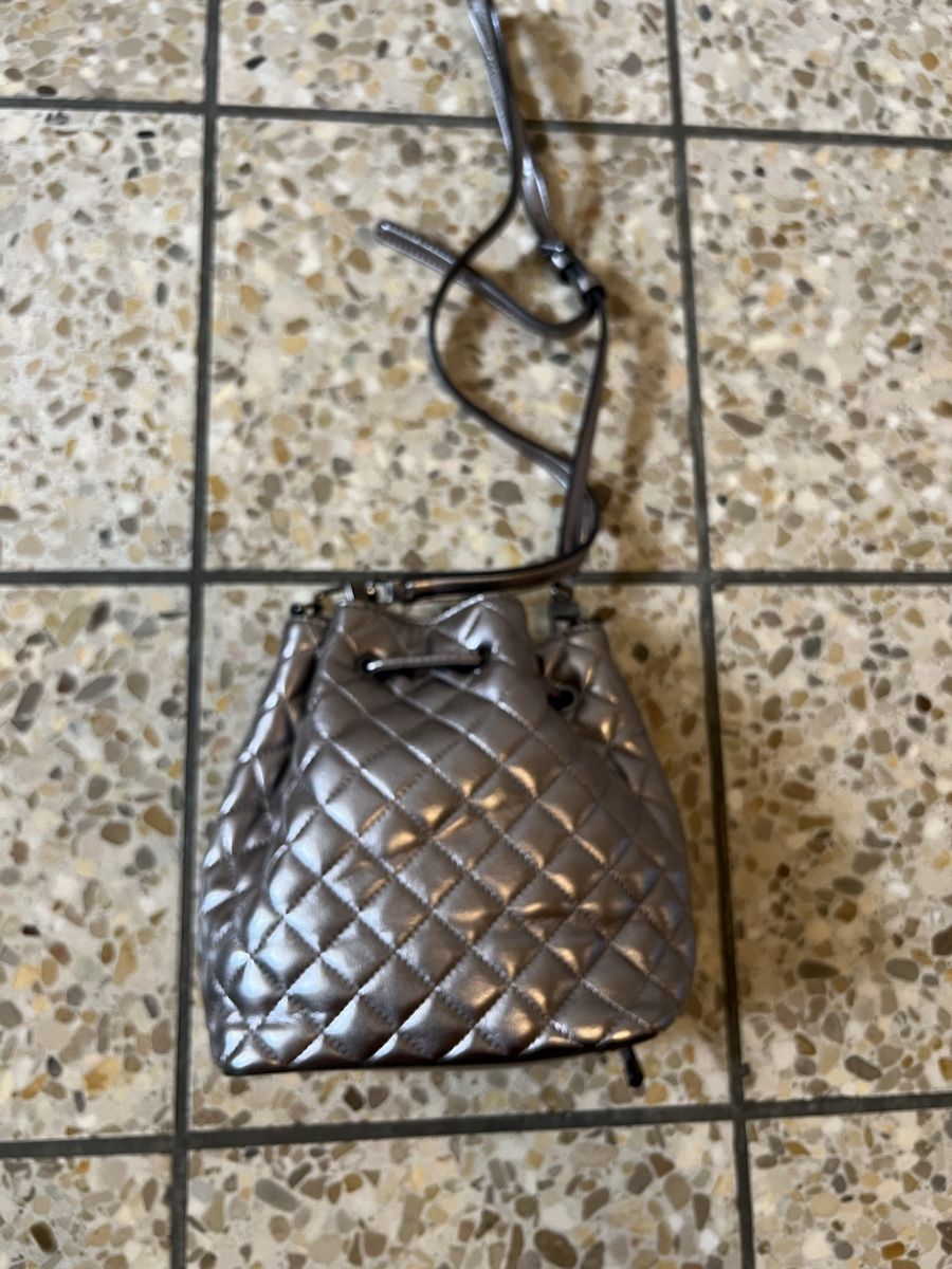 Guess Borse da donna: Guess Beuteltasche Metallic Silber gesteppt Handtasche – Usato da Bad Zurzach venduto da Heugumper7 4