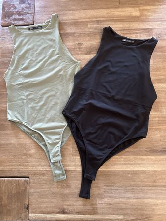 2 Stk. ZARA BodYs in den Farben olive & schwarz, Grösse M