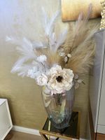 Depot Vase mit Blumen und Deko