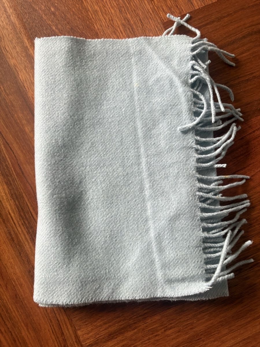 Foulard & Sciarpe: Hellblauer Schal mit Fransen weiches Material einfarbig – Usato da Zürich venduto da EliSieg 1