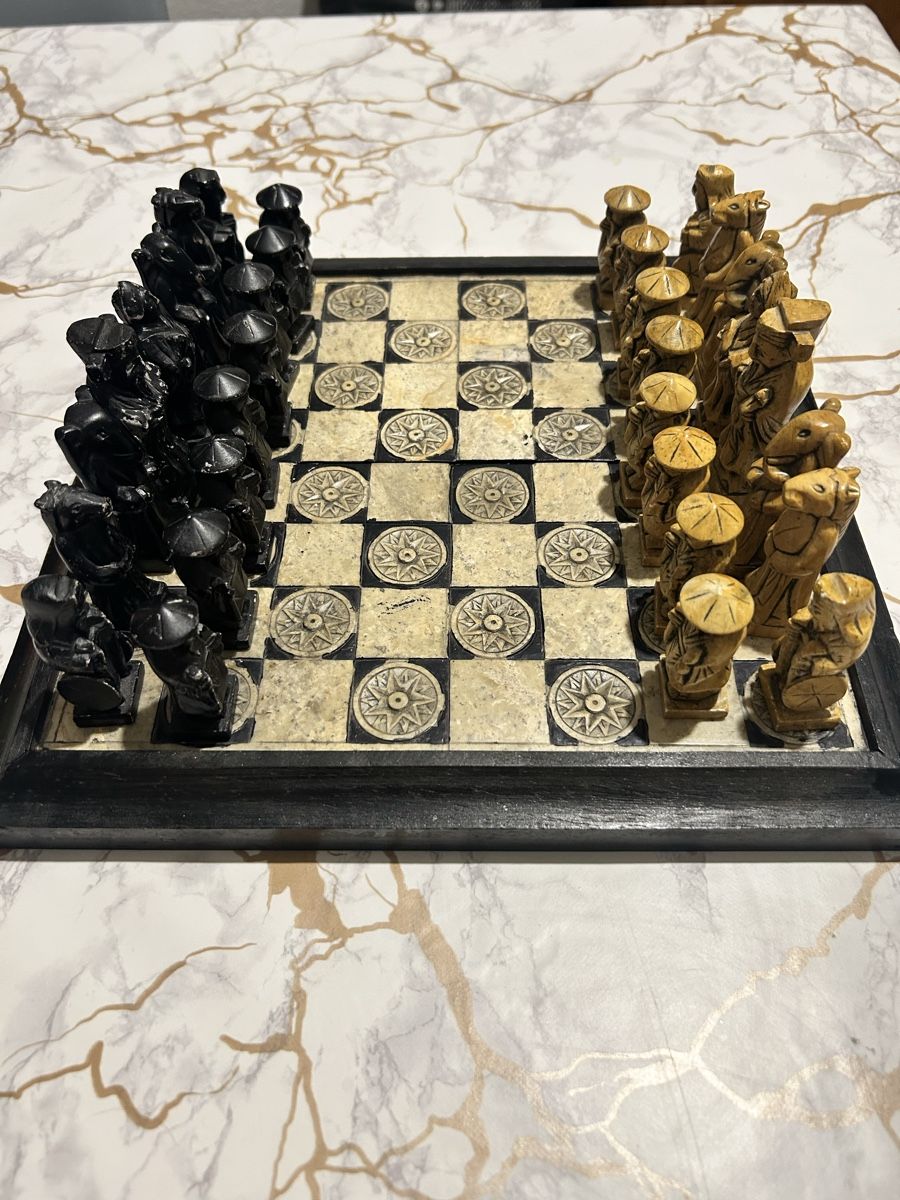 Giochi: Altes Chinesisches handgefertigtes Schachspiel – Usato da Oftringen venduto da Michaels011