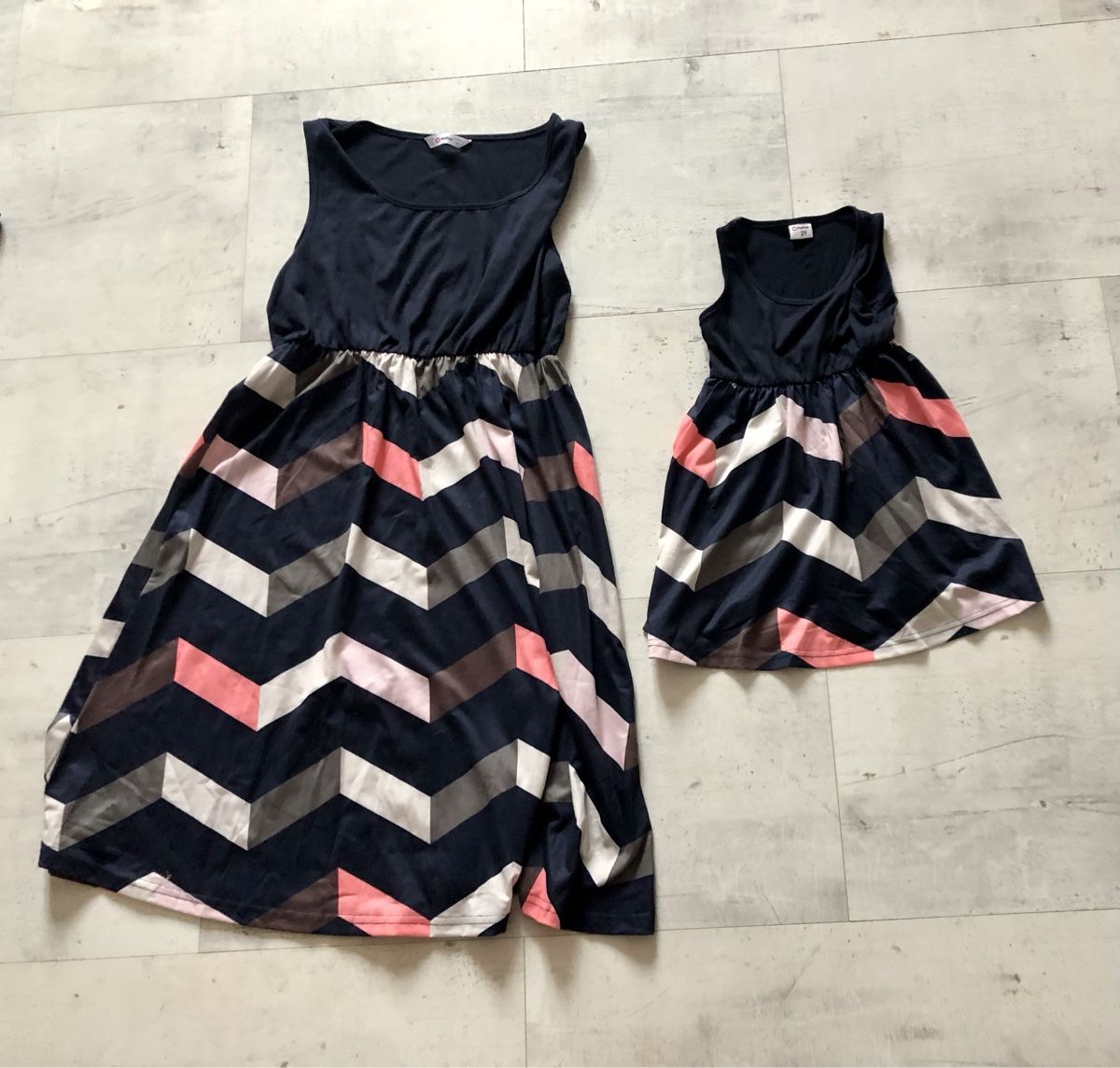 Vestiti & Gonne: Robes fille 2 ans et maman taille M – Nuovo (secondo la descrizione) da Renan BE venduto da atila08