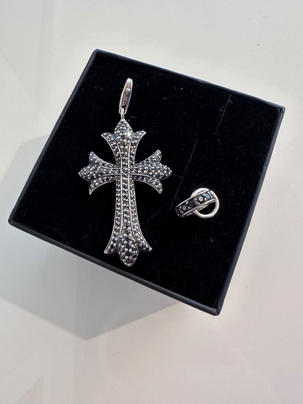Thomas Sabo Ciondoli: Thomas Sabo Kreuz mit schwarzen Zirkonia – Usato da Güttingen venduto da mar_q2dy 1
