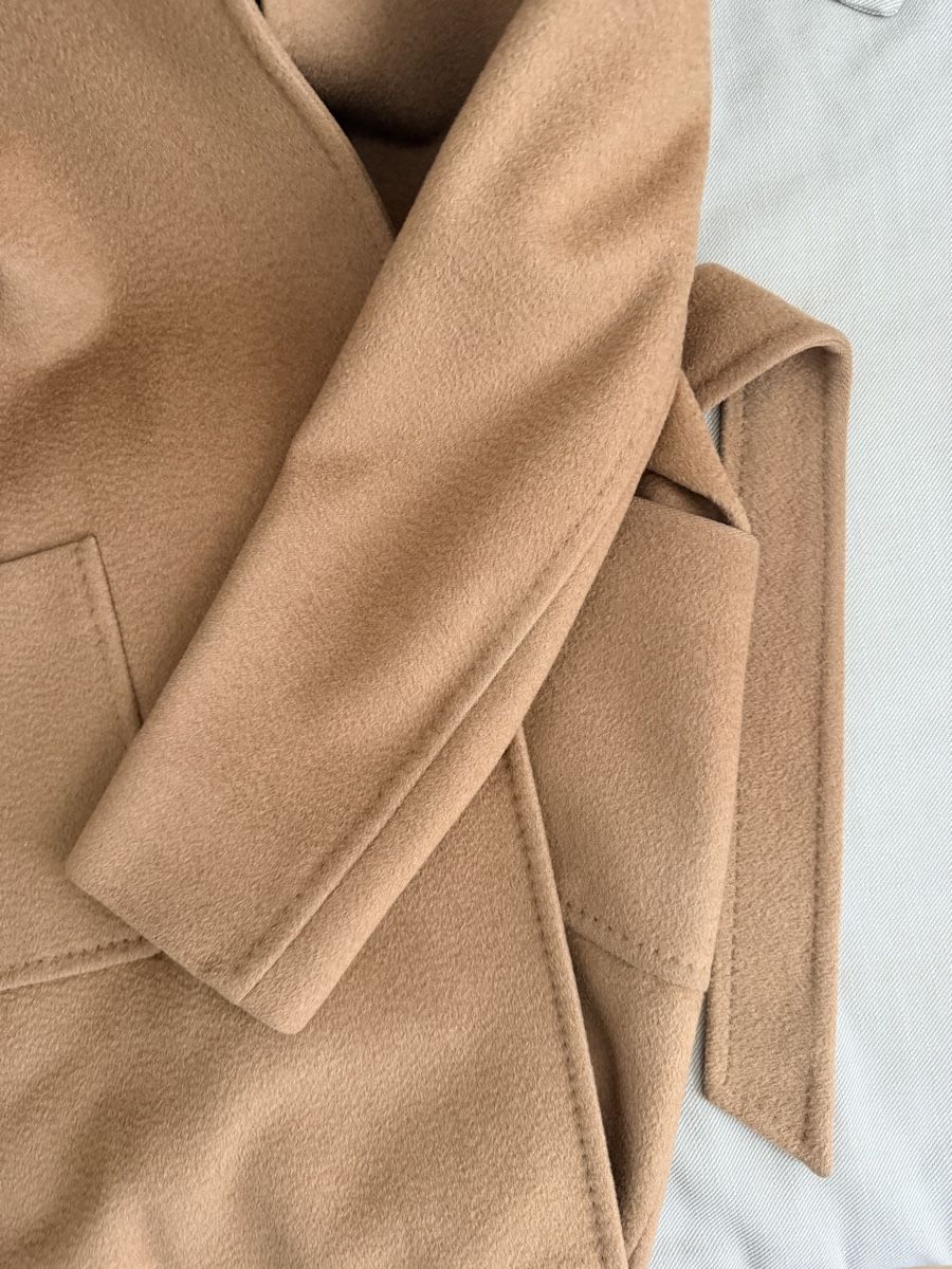 Max Mara Cappotti: Max Mara Camel robe coat  – Nuovo (secondo la descrizione) da Nyon venduto da dar_lck7 8