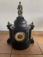 Orologio antico da camino con statua