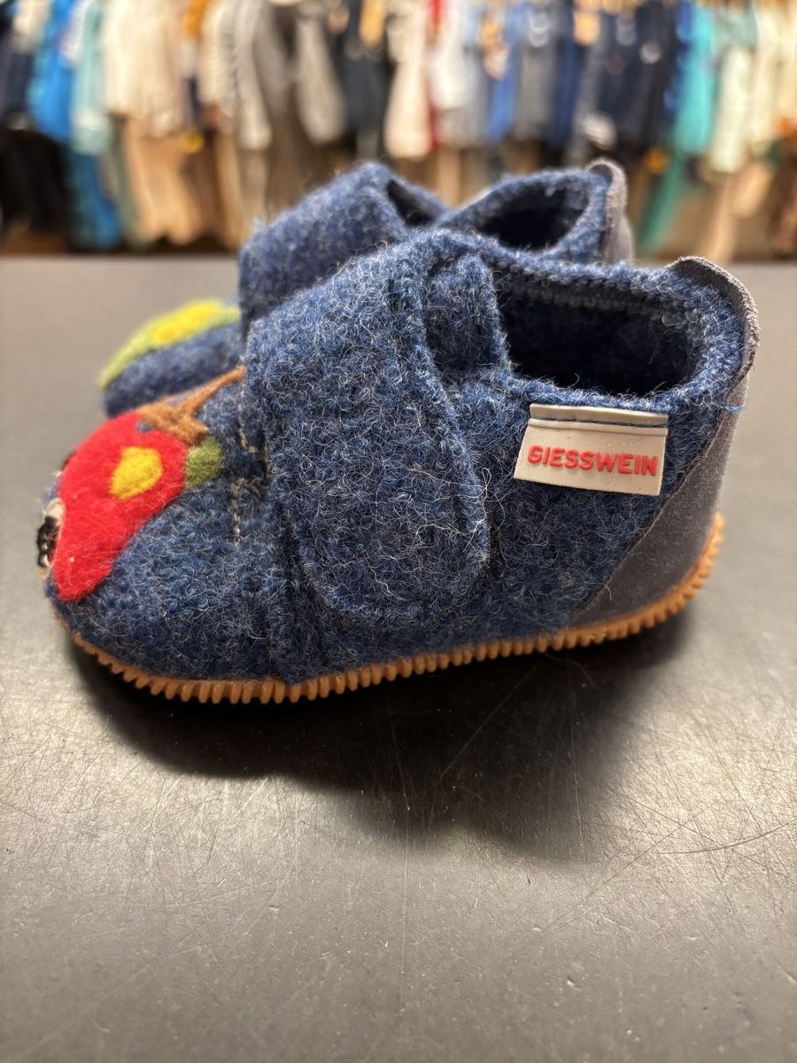 Schuhe für Jungen: Giesswein Hausschuhe, Grösse 18 – Gebraucht aus Büren an der Aare von Nikito2001