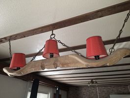 Rustikale Lampe mit roten Lampenschirmen, Ochsenjoch