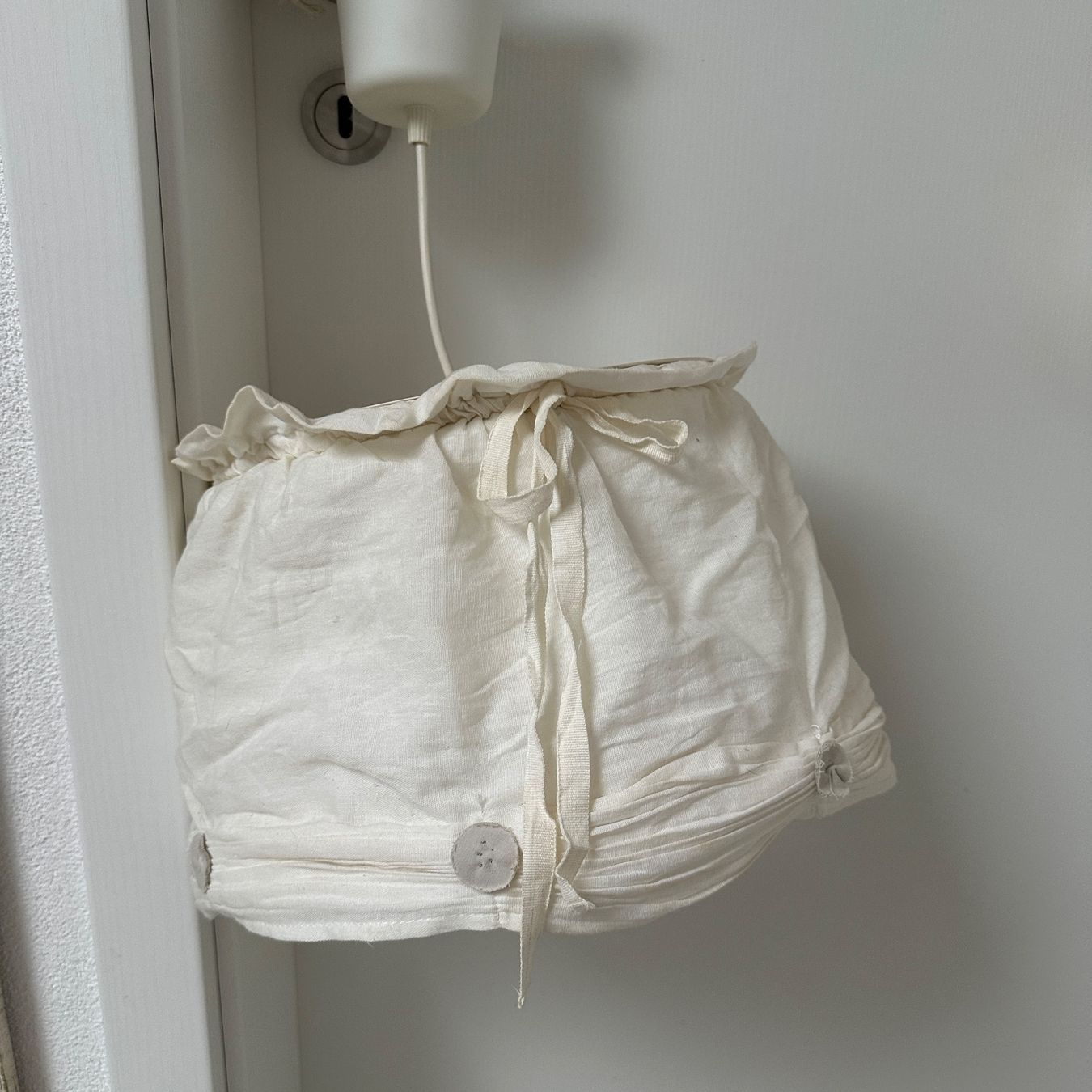 Ikea Lampadari & plafoniere: Deckenlampe Lyrics von IKEA im shabby chic Look – Usato da Sax venduto da kaulquappe01