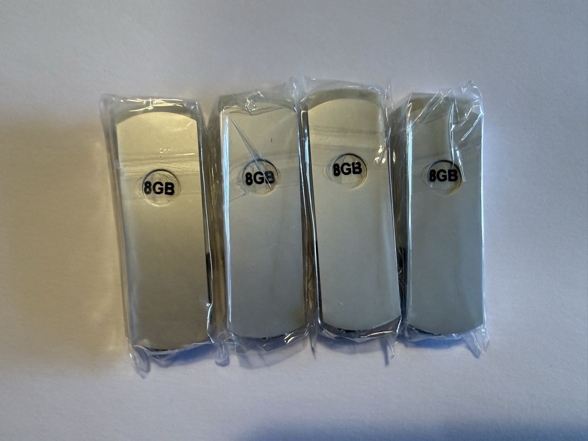 Chiavette USB: 4x USB Stick 8GB, Neu & Originalverpackt – Nuovo e nell'imballaggio originale da Neerach venduto da NMRei