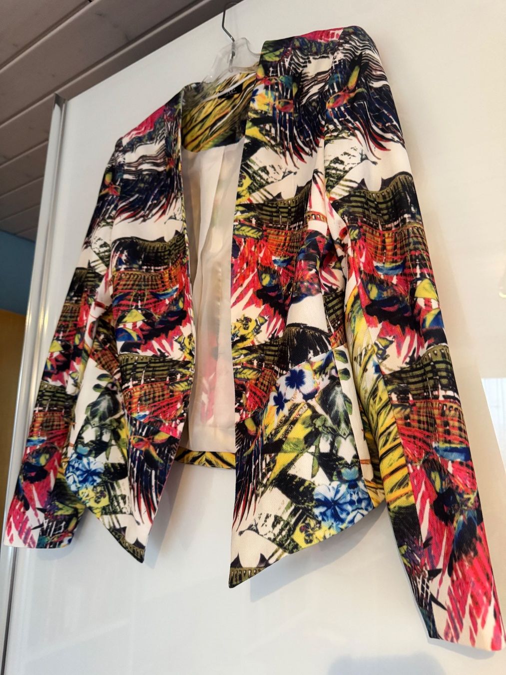 Avant Premiere Jacken: Coole Sommer Jacke mit buntem Muster, Grösse 40 – Neu (gemäss Beschreibung) aus Regensdorf von Midget64 1