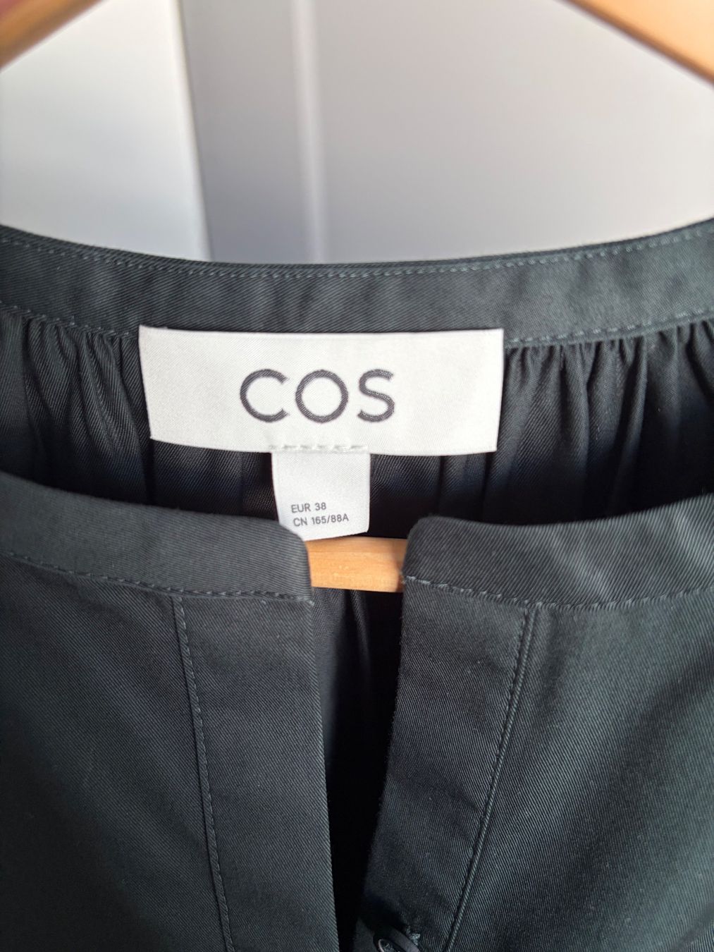 Cos Chemisiers: COS Bluse mit Ballonärmeln, neue – D'occasion à Hergiswil NW par irinagraf 1