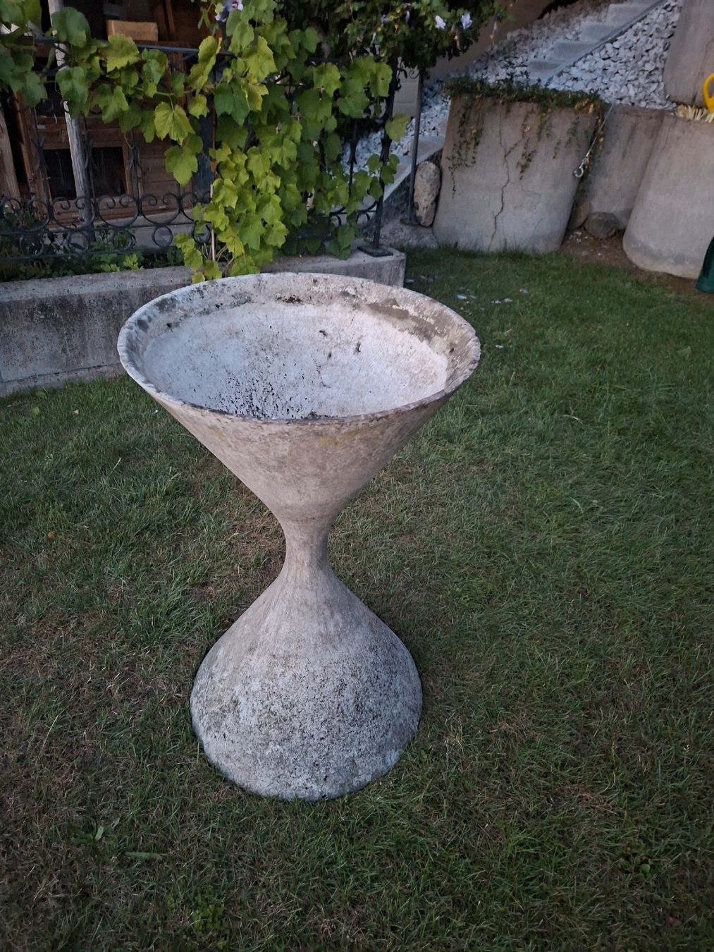 Eternit Pots de fleurs: Willy Guhl Eternit Blumenspindel – D'occasion à Ganterschwil par HeidiuPeter 1
