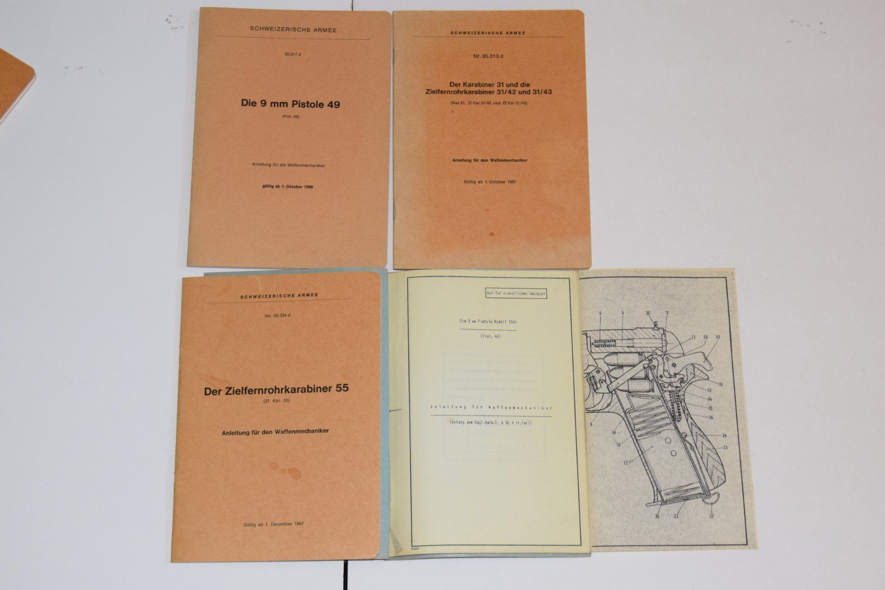 Livres: Uniformen – D'occasion à Weiningen ZH par Gubristtunnel