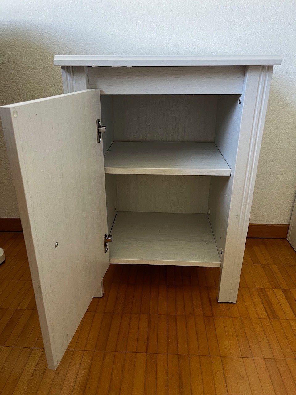 Ikea Comodini: Weisser Ikea Nachttisch – Usato da Zürich venduto da Timo_G 2