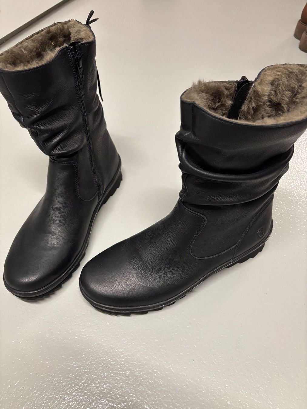 Scarpe da donna: Remonte Lederstiefel Grösse 40 – Usato da Schlatt TG venduto da ArnoA 2
