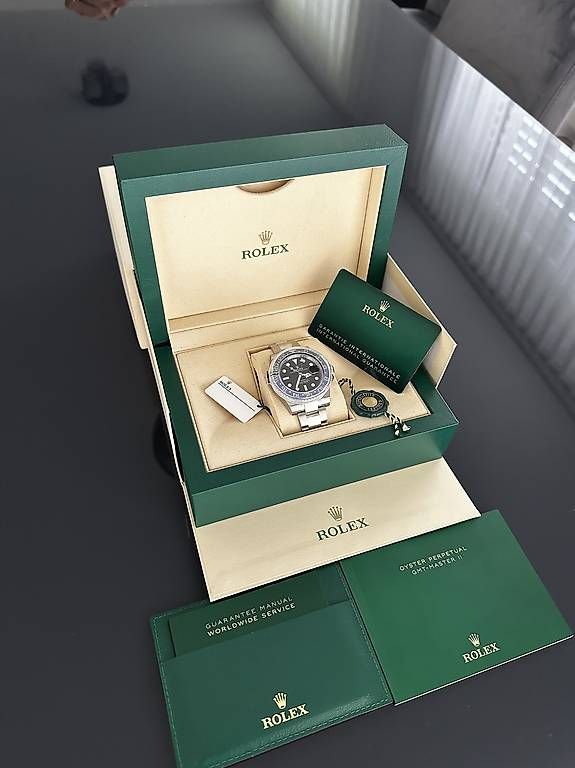 Rolex Uhren: Neue Rolex 126710 Batman Full Stickers – Neu und originalverpackt aus Rotkreuz von Nke7