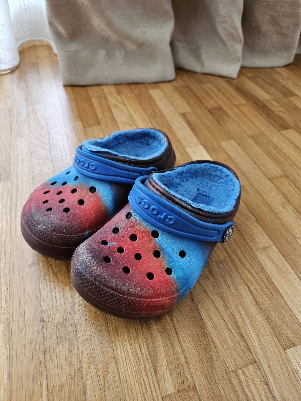 Crocs Scarpe per ragazzi: Kuschelige Crocs Gr. 26 gefutter, Unisex – Usato da Rapperswil SG venduto da dslemer 2