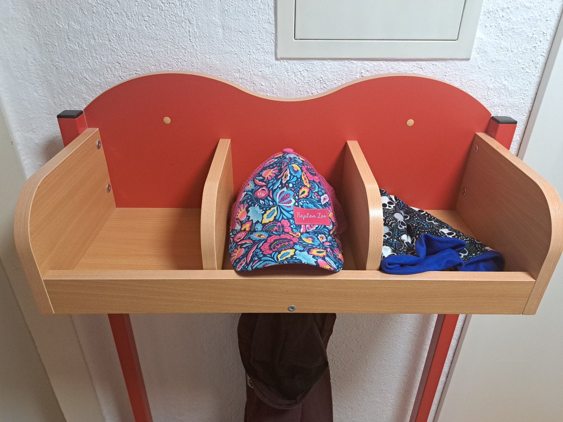 Garderobe: Kindergarderobe mit Schuh- und Hutablage – Gebraucht aus Weggis von Artemis11 1