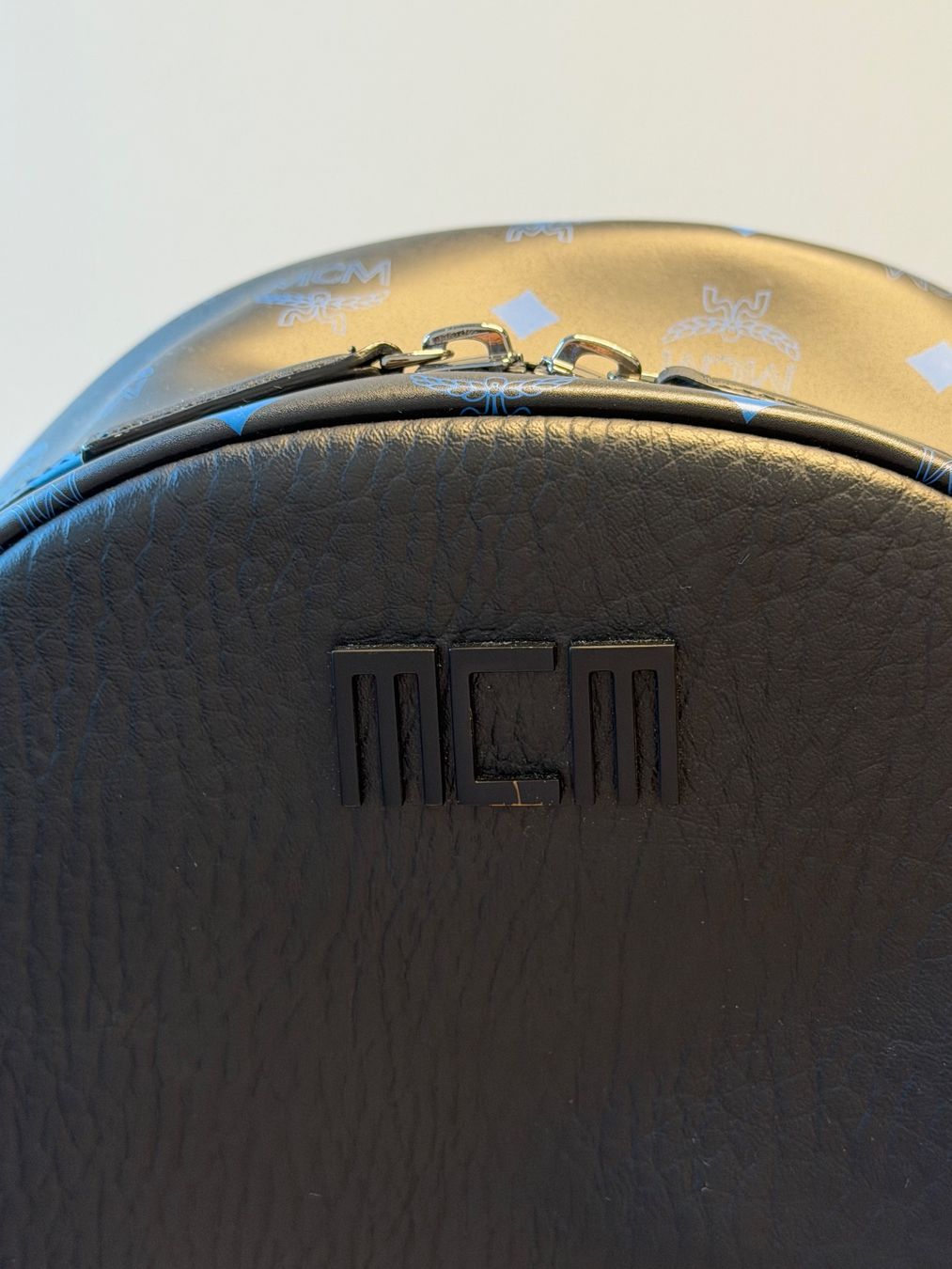 Mcm Rucksäcke: MCM Color Splash Logo Backpack Medium Black / Blue / Orange – Gebraucht aus Horgen von pam_l6cc 5