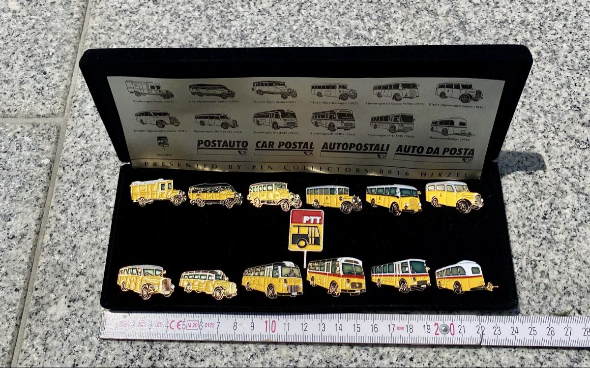 Placchette & Badge: Postauto Sammlung Pin Anstecker 14 Stk. gelb Retro Oldtimer – Usato da Rotkreuz venduto da Once0 1
